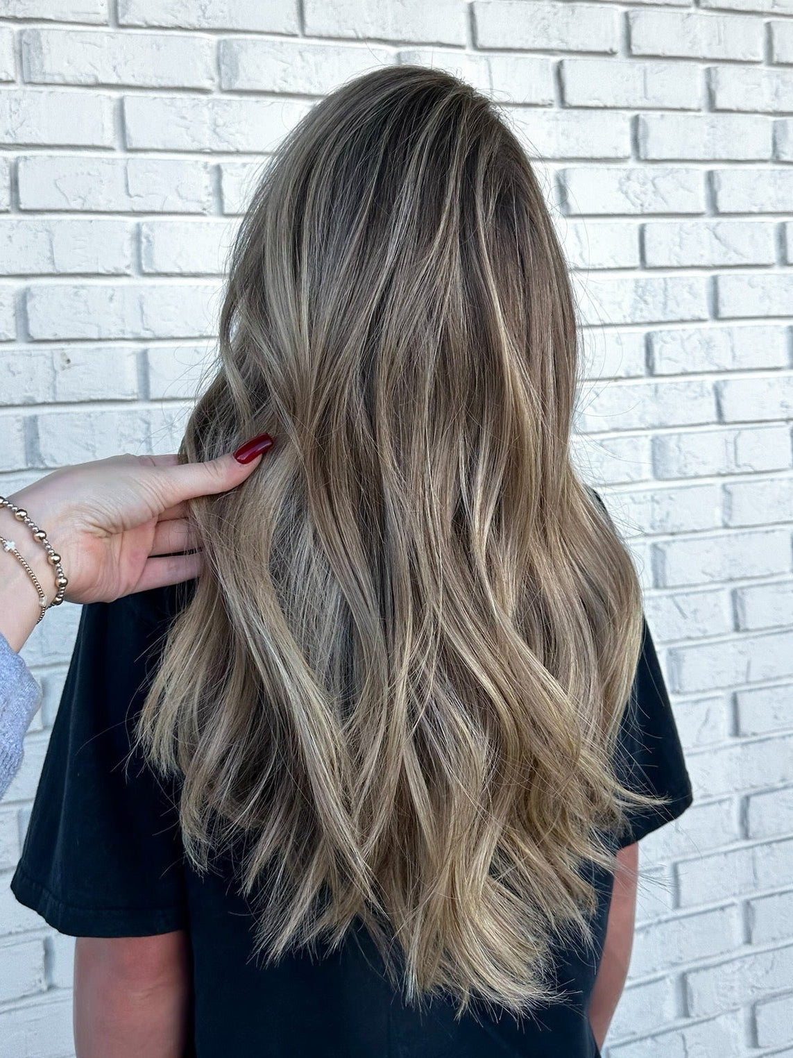 wavy blonde highlighted hair 