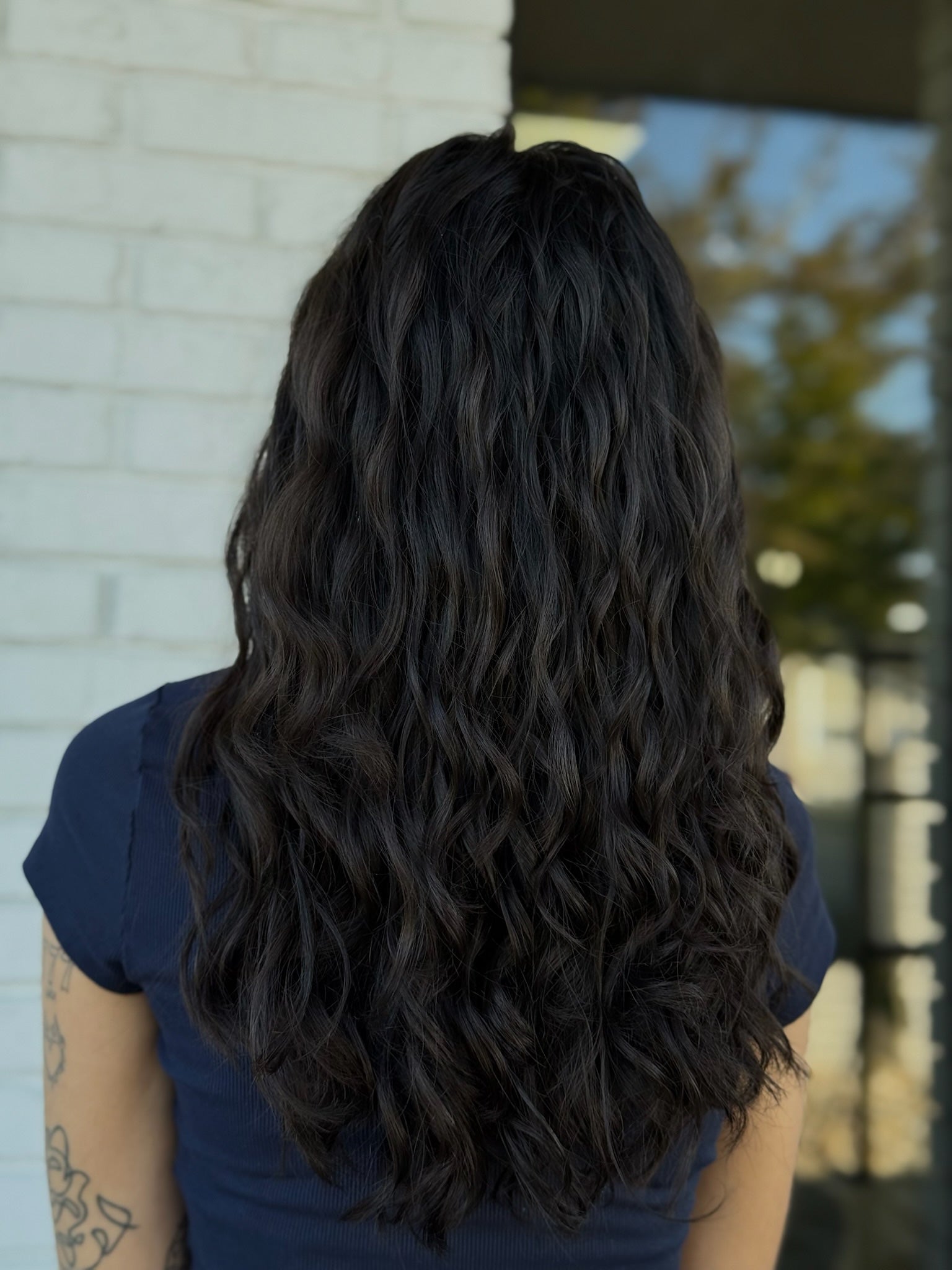 loosely defined curls, dark hair